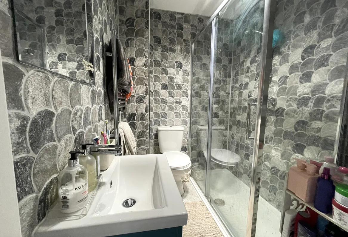 STUDENT HOUSING - Robey Court, LN5 - 2 BED - Image 1